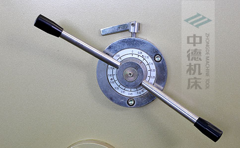 ZDS-450剪板機刀片間隙手動調(diào)節(jié)器，刻度清淅，調(diào)節(jié)省力又簡便.jpg