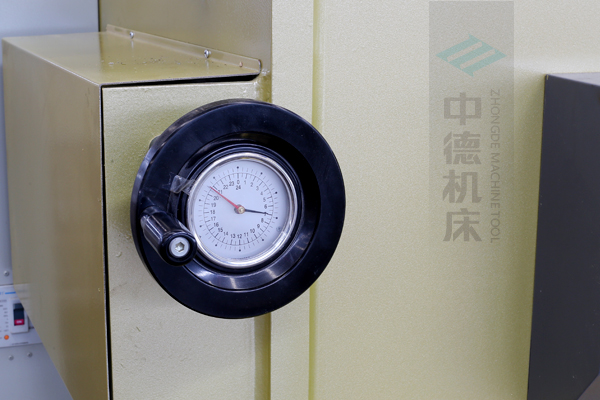 ZDG-632刀片間隙調(diào)節(jié)裝置，設(shè)置在機(jī)架前面，并有刻度顯示，調(diào)節(jié)方便.jpg