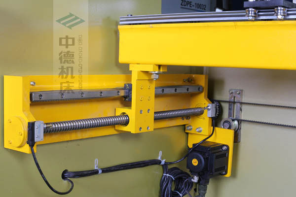 ZDPK-10032X軸配有滾珠絲桿及直線導軌，大功率伺服電機，鋼絲同步帶，能顯著提升X軸定位精度及速度