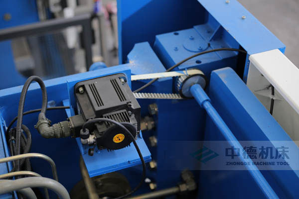 ZDPK-10032配有Y軸伺服定位功能，能精確有效提高Y軸精度，并使工作效率明顯提高