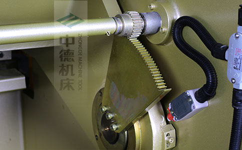 ZDS-840采用高精度刀片間隙調(diào)節(jié)齒輪，經(jīng)過淬火高硬度又耐磨，表面鍍鋅不生銹，長年累月使用依然有很高的調(diào)節(jié)精度.jpg