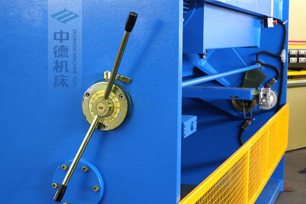 ZDS-1632剪板機刀片間隙手動調(diào)節(jié)器，刻度清淅，調(diào)節(jié)省力又簡便.jpg