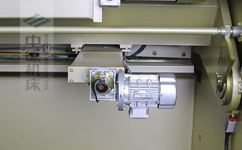ZDS-640剪板機(jī)后檔料結(jié)構(gòu)，平行度高，并采用國內(nèi)一流品牌軸承，耐磨抗壓壽命長.jpg